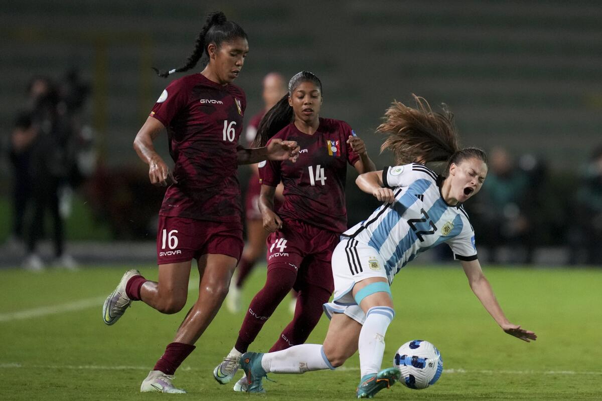 Estefania Banini, de la selección argentina, a la derecha, disputa el balón