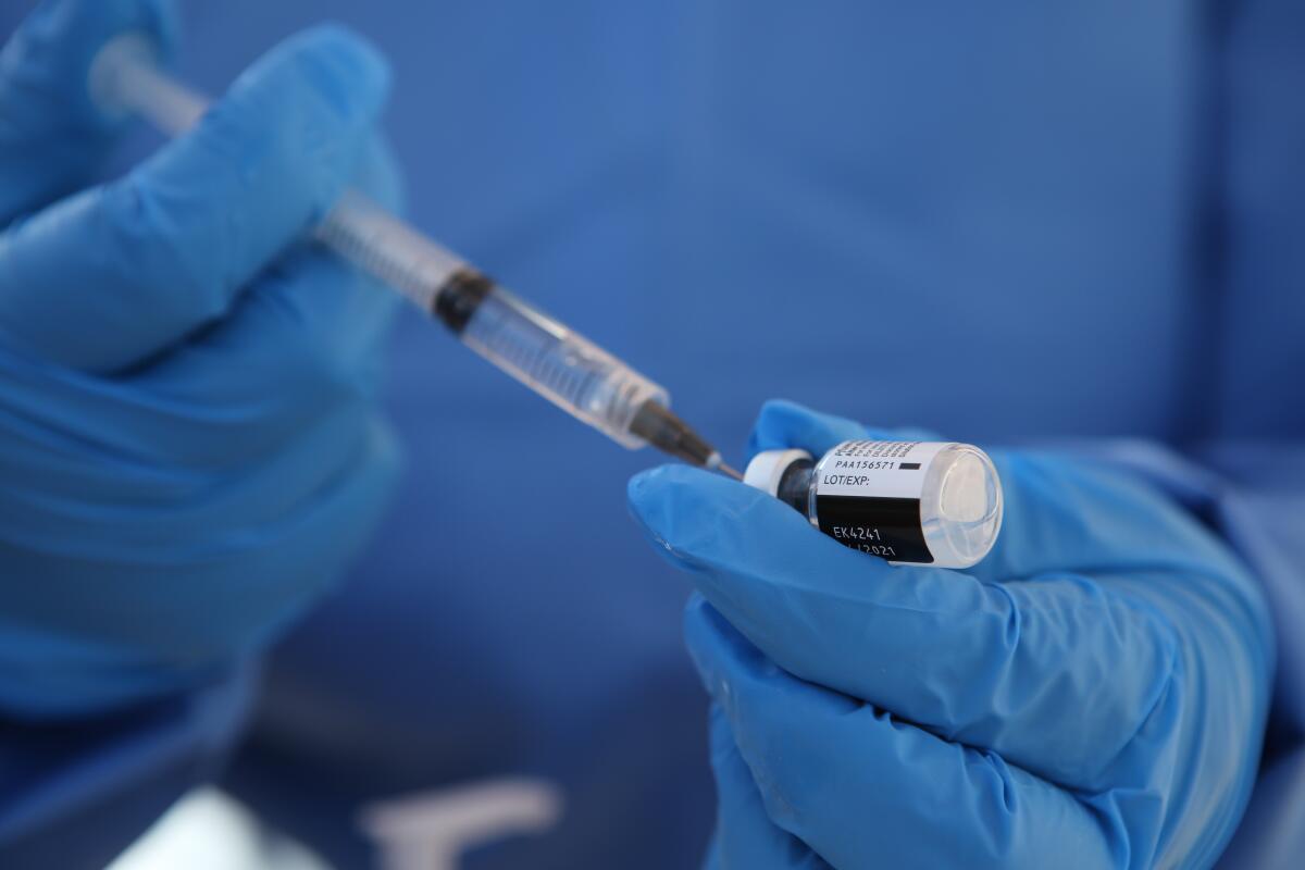 Un trabajador de salud extrae una dosis de la vacuna contra COVID-19