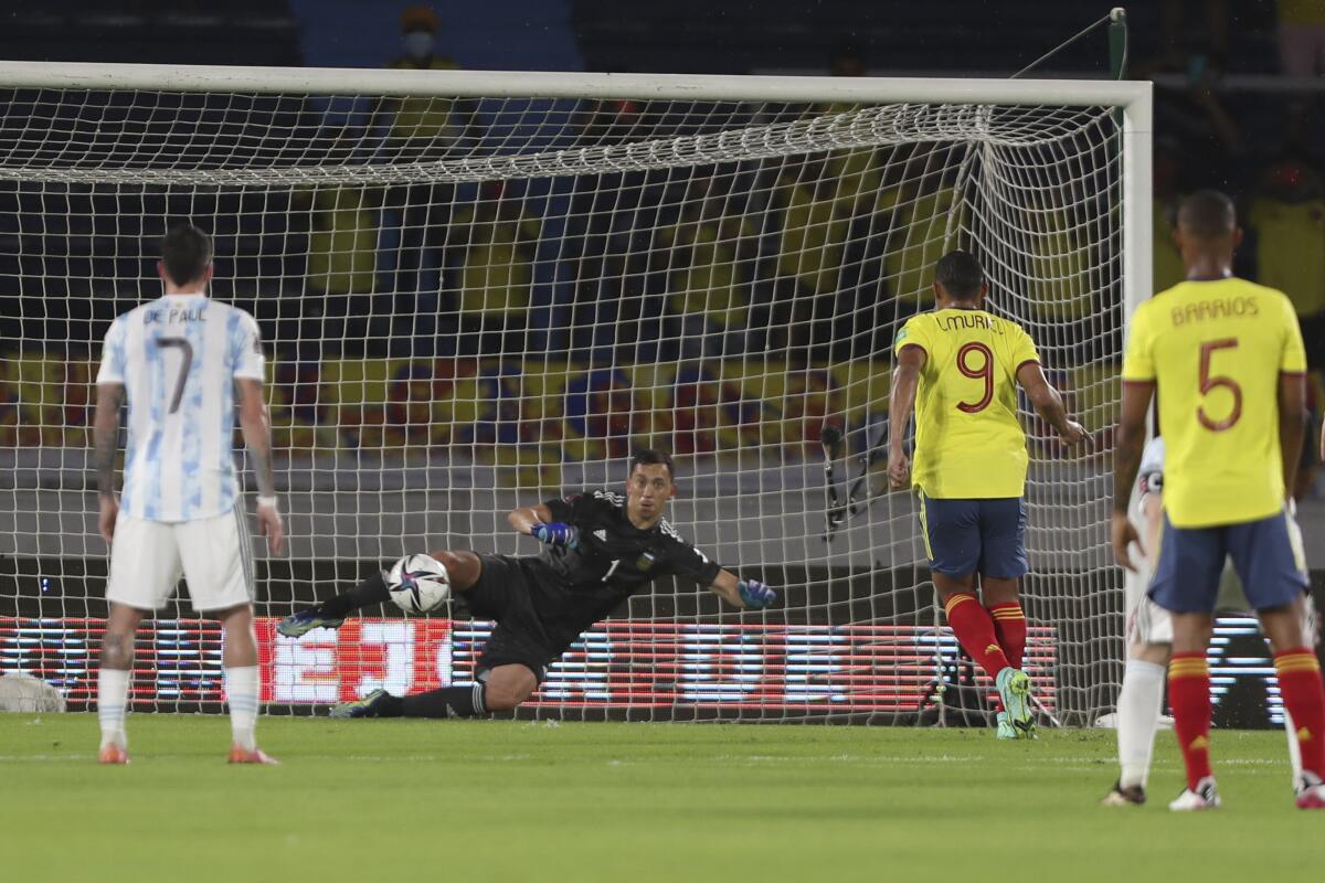 Luis Muriel (9), de Colombia, convierte un penal ante Argentina en un partido de las eliminatorias a la Copa del Mundo.