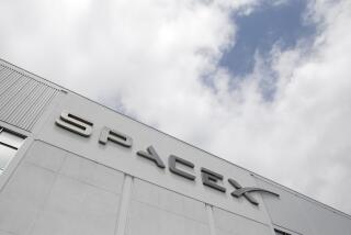 ARCHIVO - Fotografía del exterior de la sede de SpaceX en Hawthorne, California, tomada el 25 de mayo de 2023. (AP Foto/Jae C. Hong, Archivo)