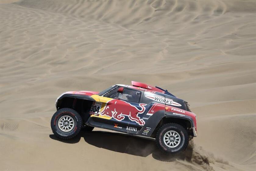 El francés Stephane Peterhansel compite en su Mini hoy, durante la séptima etapa del Rally Dakar 2019, que es un bucle con punto de inicio y final en la población costera de San Juan de Marcona (Perú). EFE