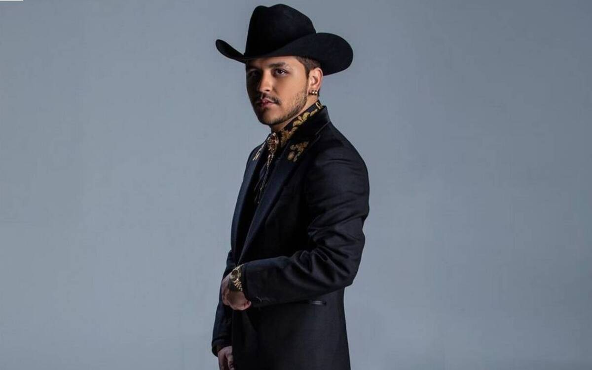 Christian Nodal , cantante de regional mexicano