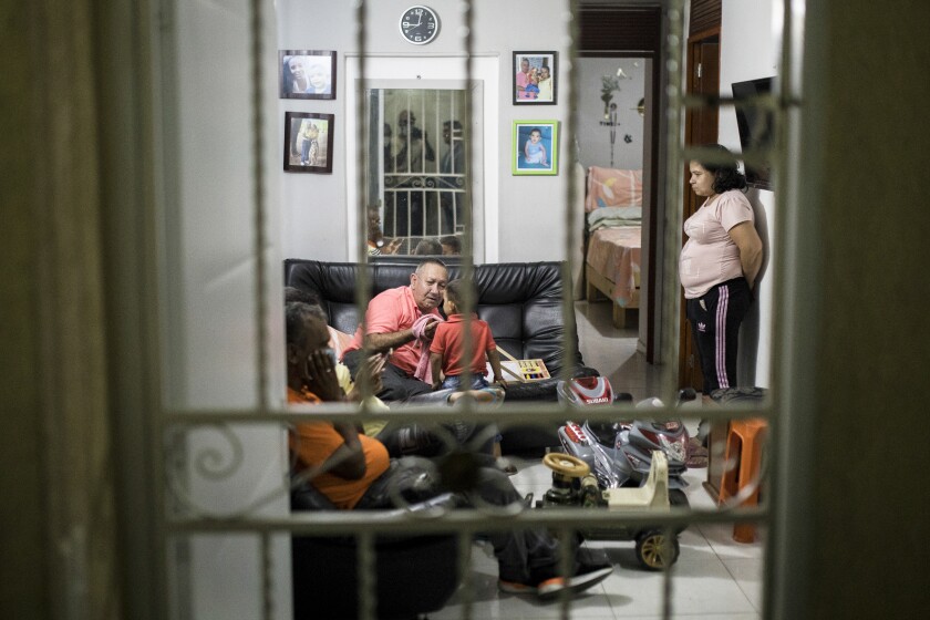 Víctor Escobar está rodeado de familiares después de una entrevista en Cali, Colombia,