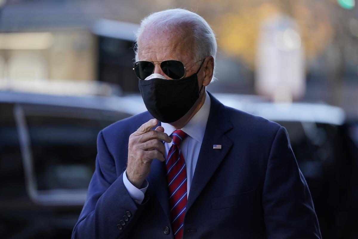 El presidente electo Joe Biden sale de su caravana para hablar con miembros de la prensa