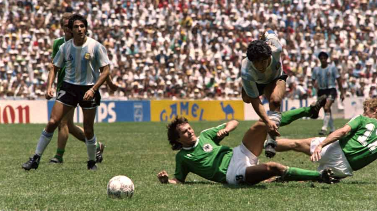 El capitán del equipo argentino Diego Maradona (2a desde la derecha) 