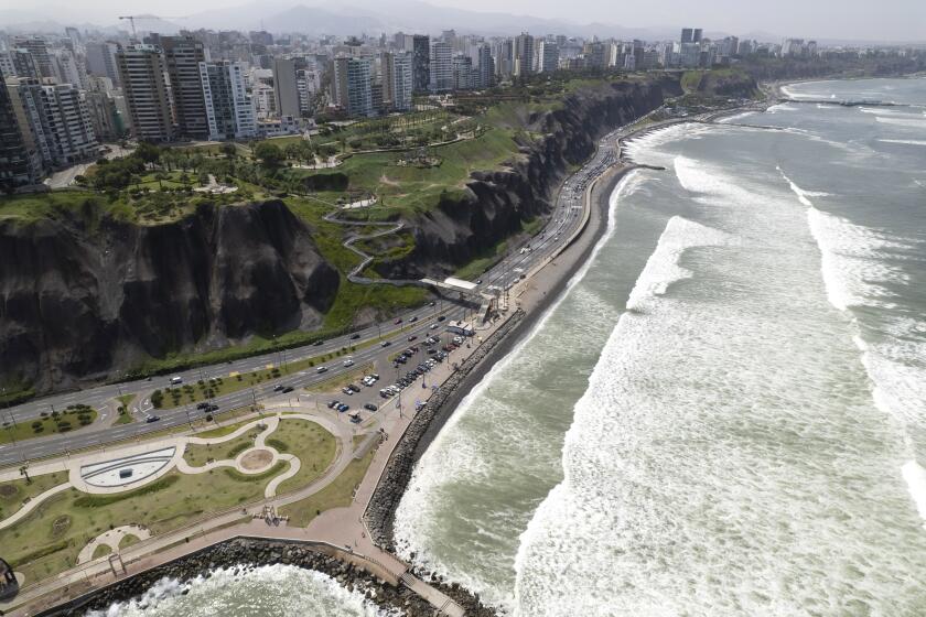 ARCHIVO - Vista aérea del distrito de Miraflores, en Lima, el 28 de marzo de 2023. La capital de Perú será la sede de los Juegos Panamericanos de 2027. (AP Foto/Martín Mejía, archivo)