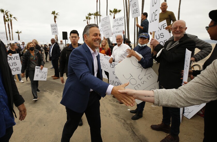 El candidato a alcalde de Los Ángeles, Joe Boscaino, habla con sus seguidores.