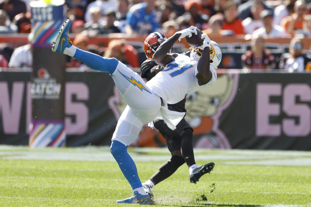 The Chargers'  Chargers Mike Williams (81) makes one of his 10 catches against Denzel Ward (21) and the Browns.