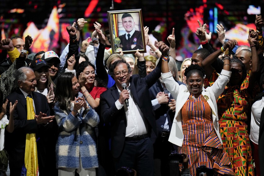 El exrebelde Gustavo Petro y su compañera de fórmula, Francia Márquez, celebran ante simpatizantes 