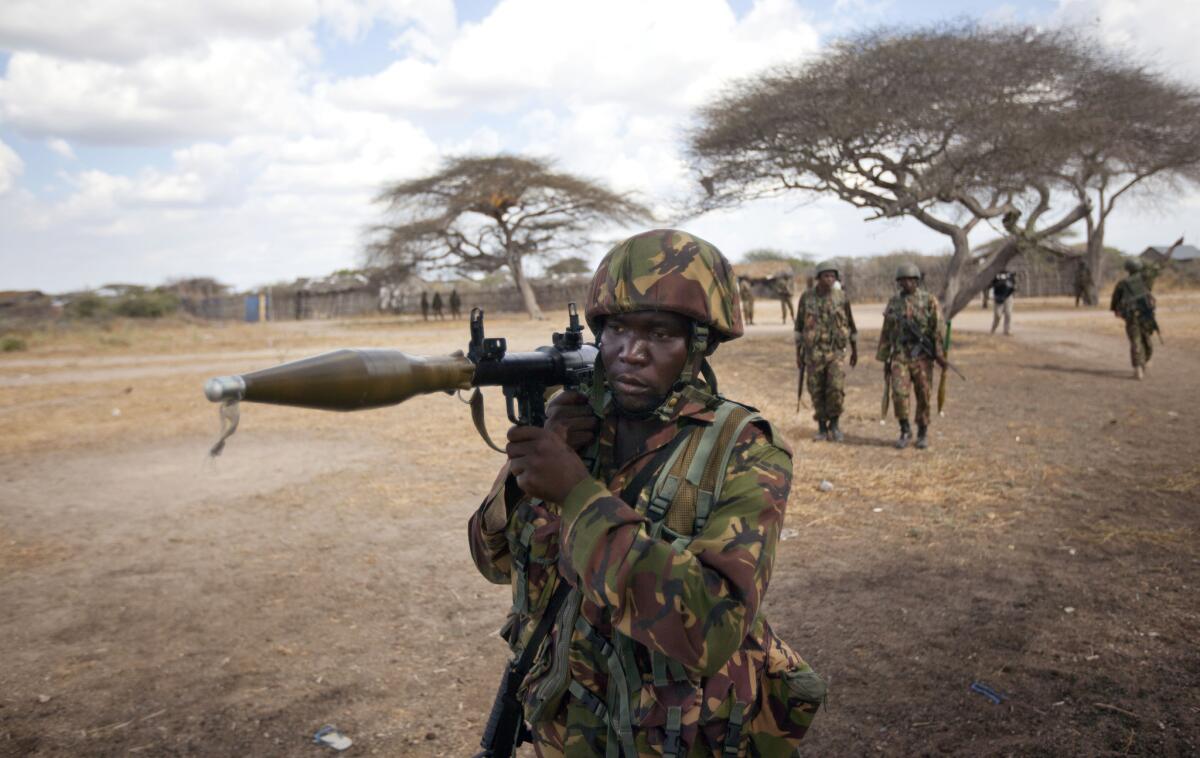 ARCHIVO - En esta fotografía un soldado keniano carga una granada impulsada por cohete mientras patrilla Tabda, al interior de Somalia. Combatientes fuertemente armados del grupo extremista islámico Al-Shabab atacaron una base de tropas de paz de la Unión Africana en el suroeste de Somalia, según dijo un oficial militar somalí. Los agresores se abrieron paso al complejo y cruzaron fuego con las tropas de paz. (Foto AP/Ben Curtis, Archivo)