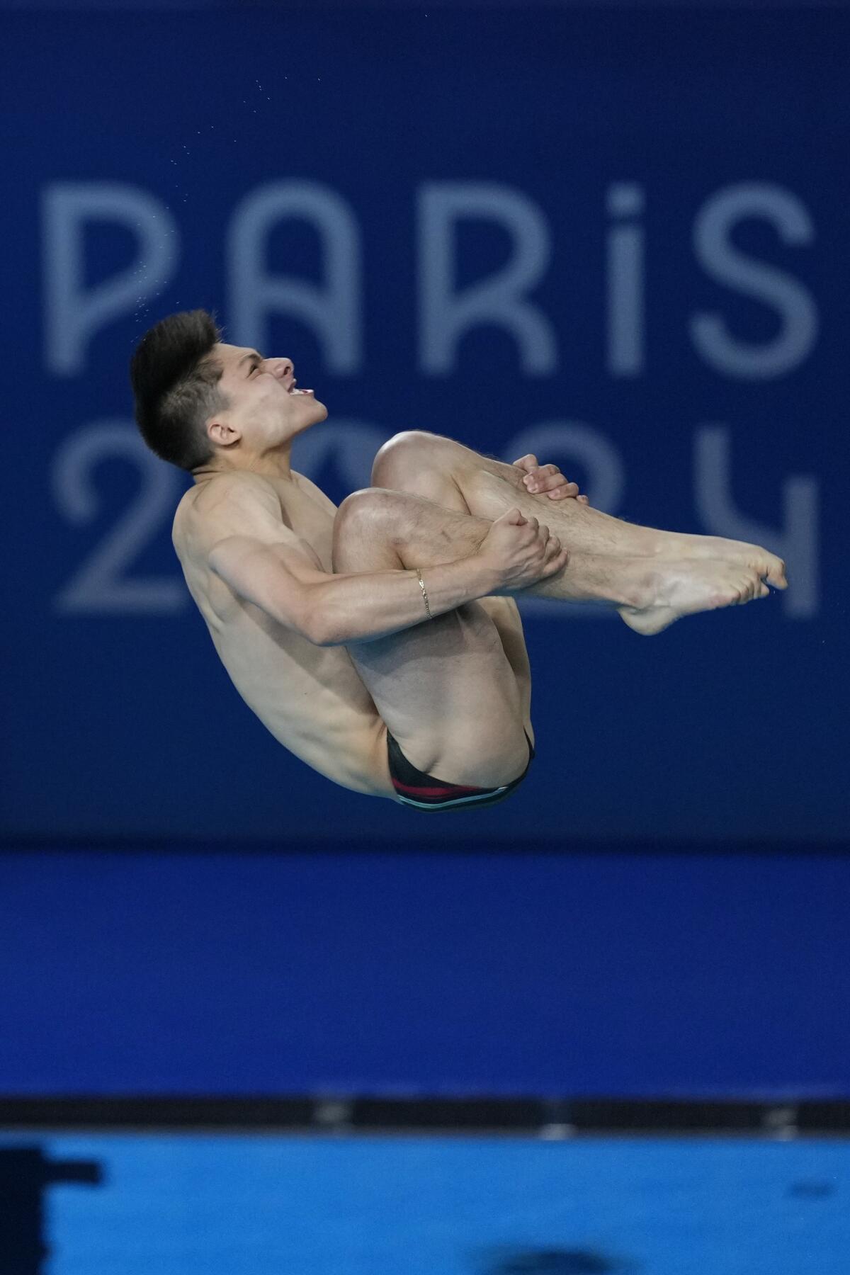 El mexicano Osmar Olvera compite en la final del trampolín de tres metros 