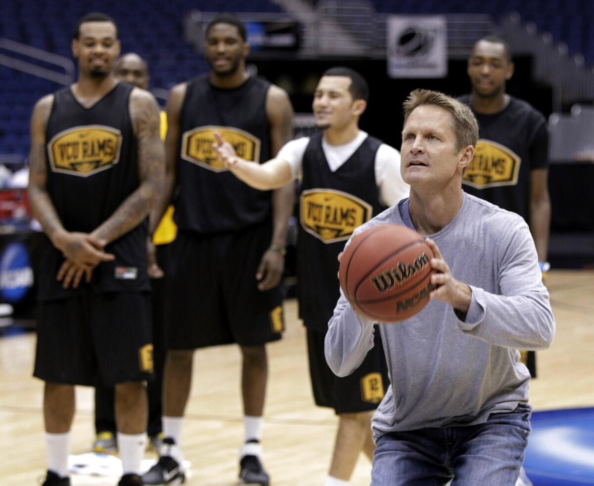 Steve Kerr takes part in a shooting contest with members of the Virginia Commonwealth team.
