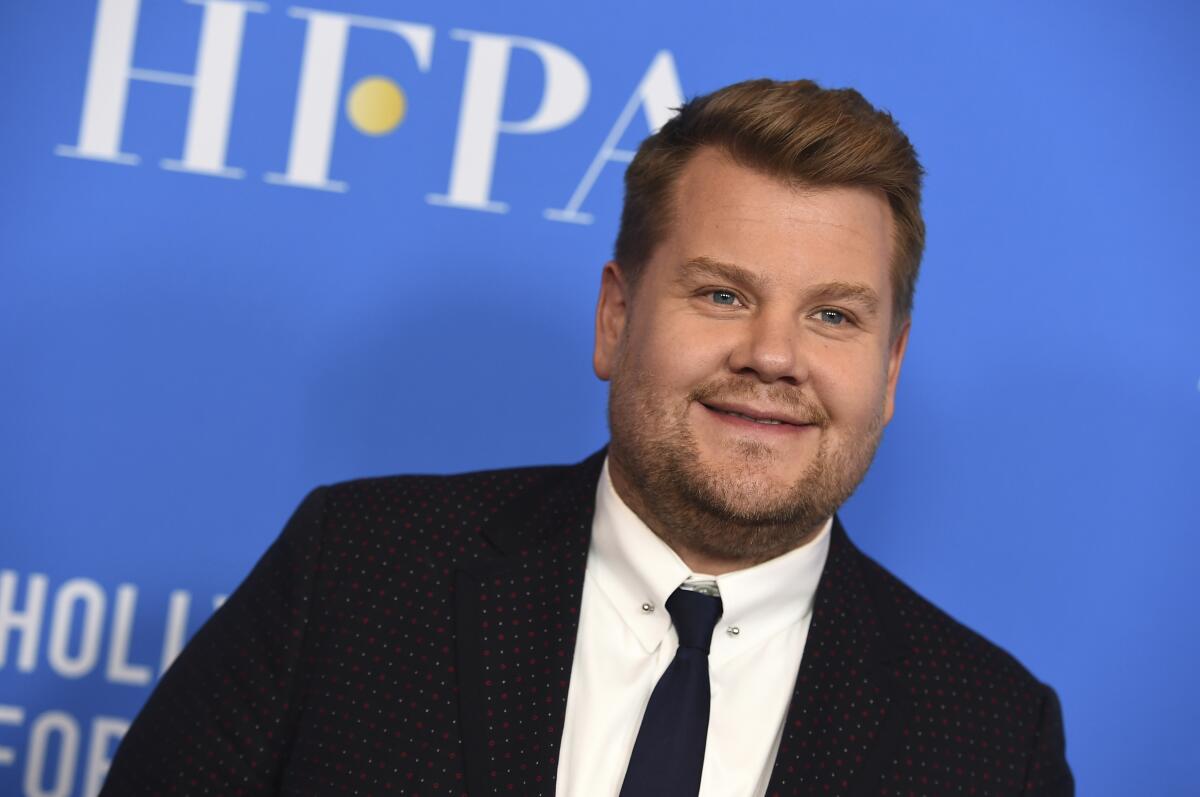  James Corden llega a un evento de la Asociación de la Prensa Extranjera de Hollywood en Beverly Hills