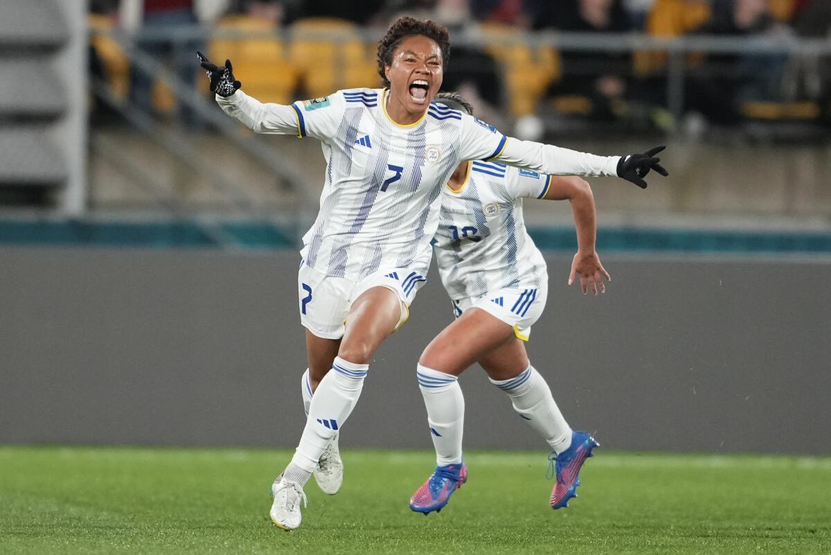 Sarina Bolden, de Filipinas, reacciona tras anotar el primer gol de su equipo durante un partido del Grupo A 