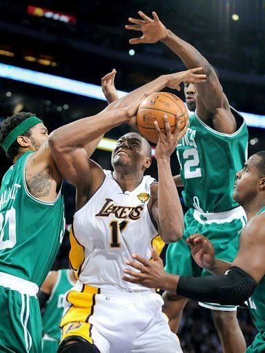 Andrew Bynum surrounded