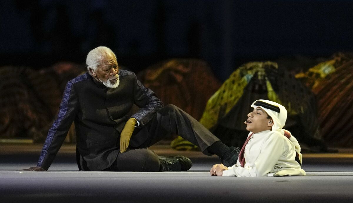 El actor Morgan Freeman (izquierda) sentado en el escenario junto a Ghanim Al Muftah, embajador de la Copa Mundial.