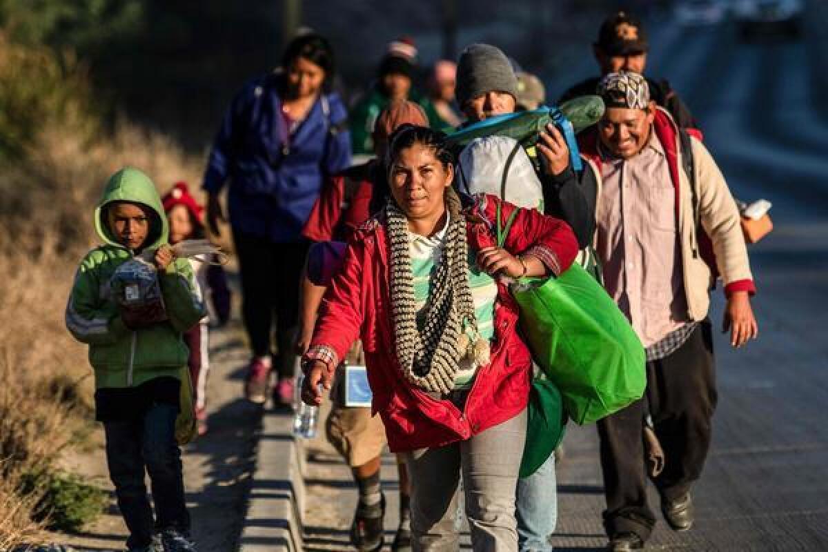 Integrantes de la caravana migrante caminan al llegar a Tijuana en noviembre de 2018.