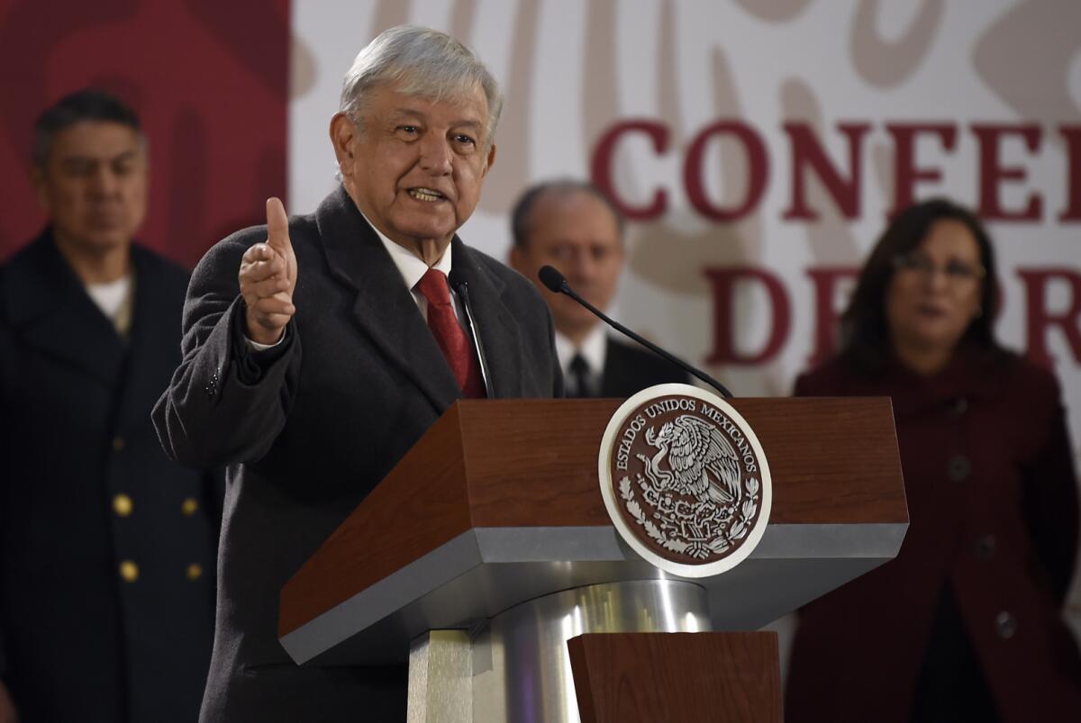 El presidente de México, Andrés Manuel López Obrador, asiste este viernes a una rueda de prensa matutina en el Palacio Nacional en Ciudad de México (México).