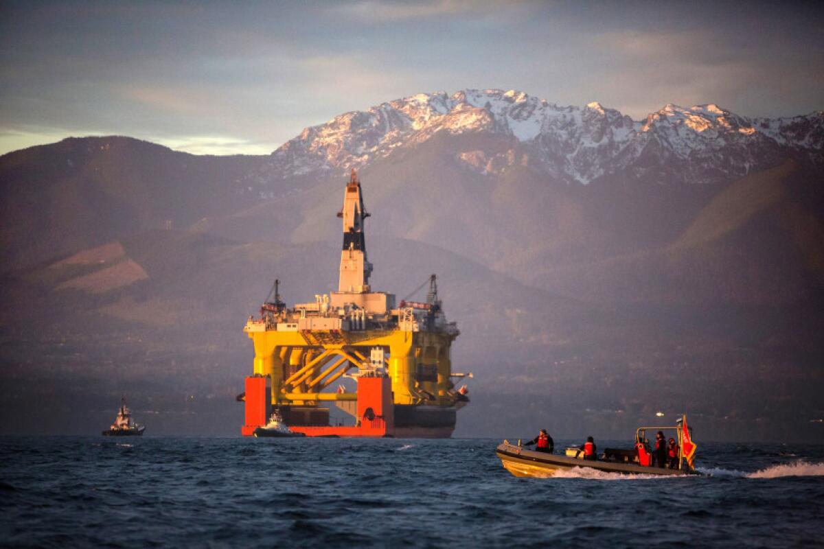 En esta imagen, un pequeño bote cruza en frente del Transocean Polar Pioneer, una unidad de perforacion semi sumergible que Royal Dutch Shell alquila de Transocean Ltd., en su llegada a Port Angels, Washington a bordo de una embarcación de transporte que viaja a través del Pacífico rumbo al Ártico. El Departamento del Interior anunció que cancelará futuras licitaciones en costas del Ártico, en el norte de Alaska, una decisión que reduce de manera significativa las posibilidades de más perforaciones petroleras en costas del Ártico.