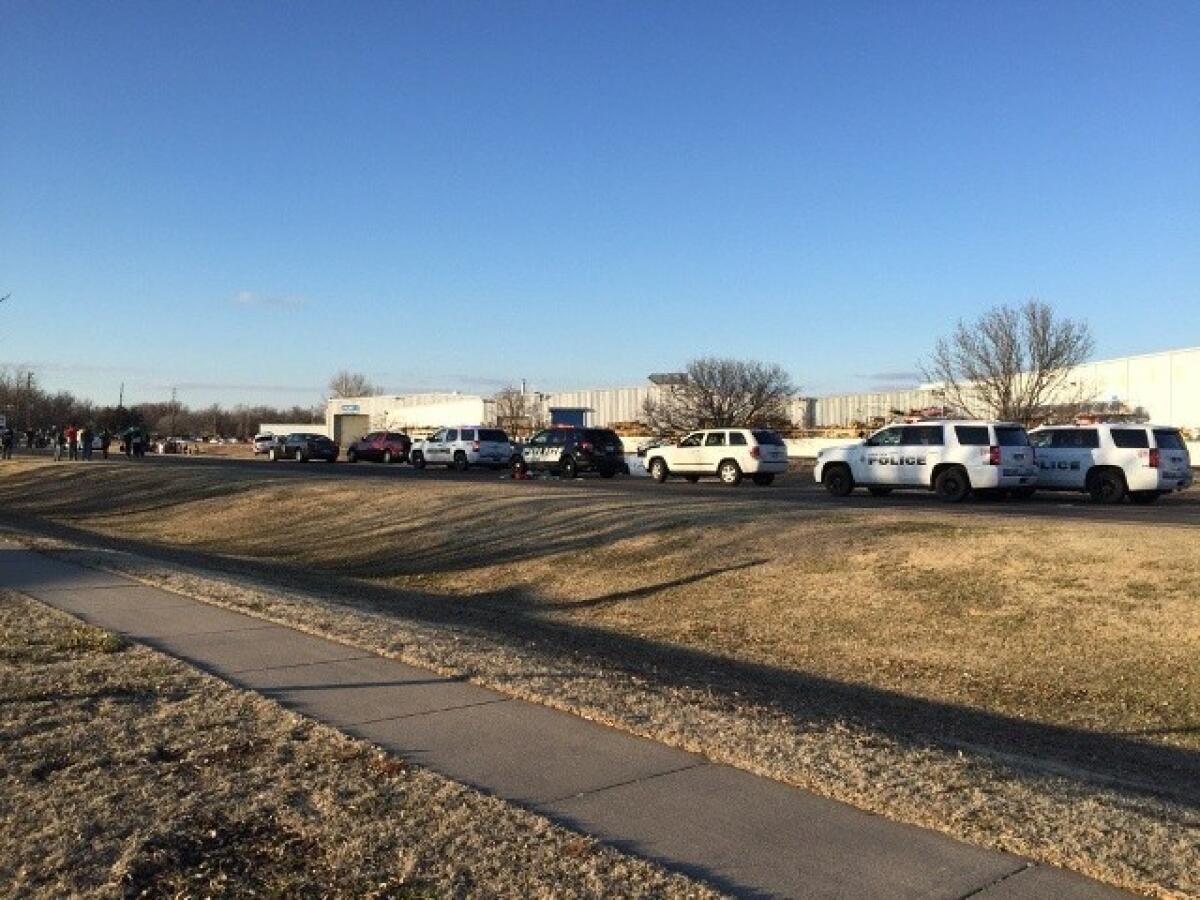 En esta imagen de KWCH-TV se observan vehículos policiales al lado del camino tras el reporte de un tiroteo en Hesston, Kansas el jueves 25 de febrero de 2016. (KWCH-TV via AP)