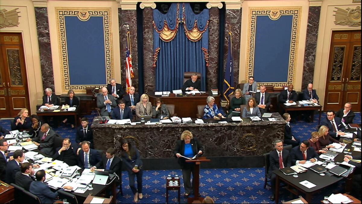 En esta imagen tomada de un video, la representante demócrata por California Zoe Lofgren interviene en favor de una enmienda presentada por el senador demócrata Chuck Schumer, de Nueva York, durante el juicio político al presidente de Estados Unidos, Donald Trump, en el Senado, en el Capitolio, Washington, el 21 de enero de 2020.