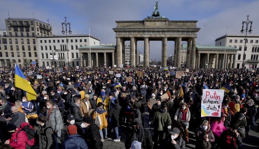 مسيرة احتجاجية مؤيدة لأوكرانيا عند بوابة براندنبورغ في برلين