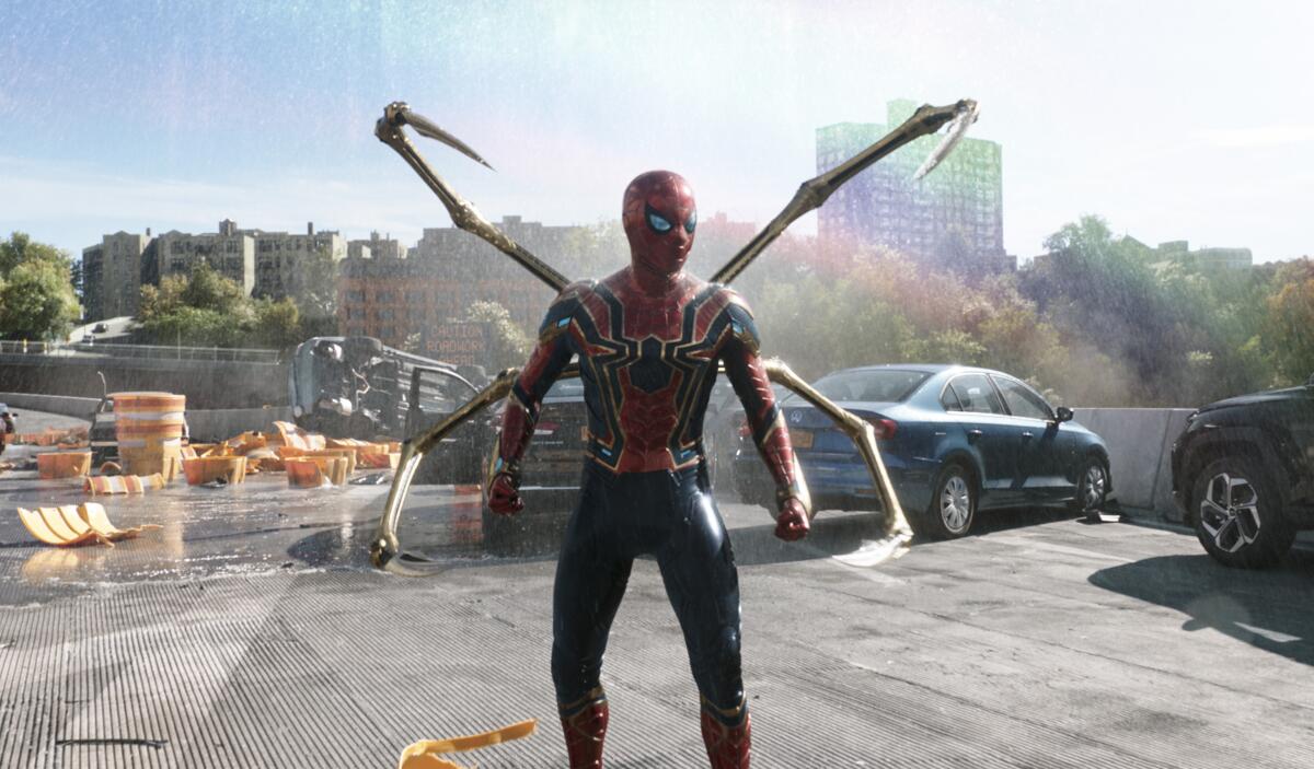 En esta imagen difundida por Sony Pictures, Tom Holland en una escena de "Spider-Man: No Way Home" 