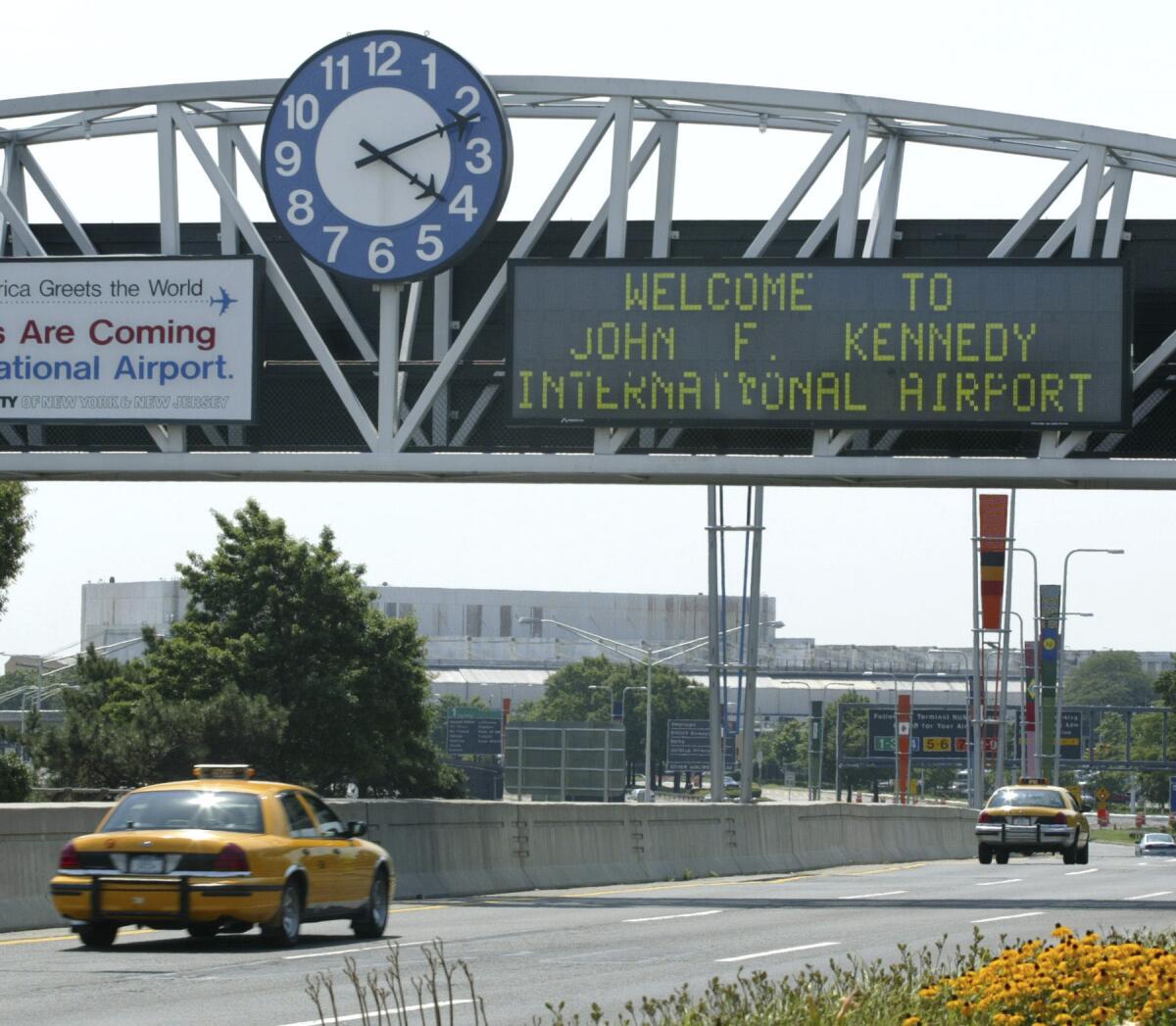 ARCHIVO - Esta fotografía muestra la vía de acceso al Aeropuerto Internacional John F. Kennedy el 15 de agosto de 2003