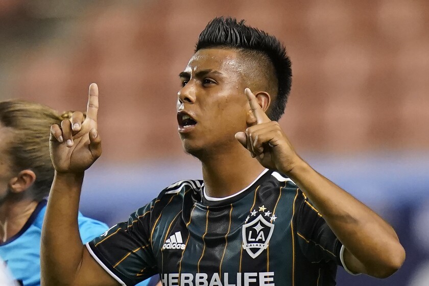 Galaxy midfielder Efraín Álvarez celebrates after scoring against the Vancouver Whitecaps
