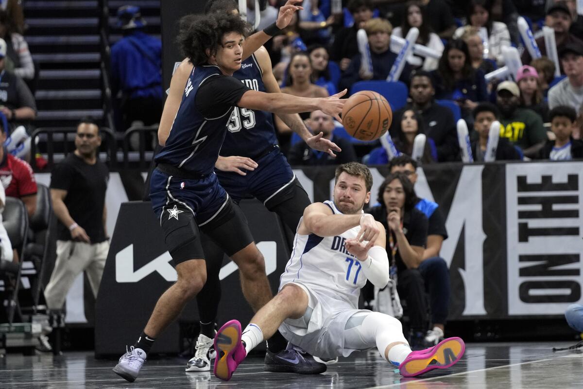 Los Mavericks, fuera del 'Play-In', agudizan su crisis contra los Hornets  (109-117)