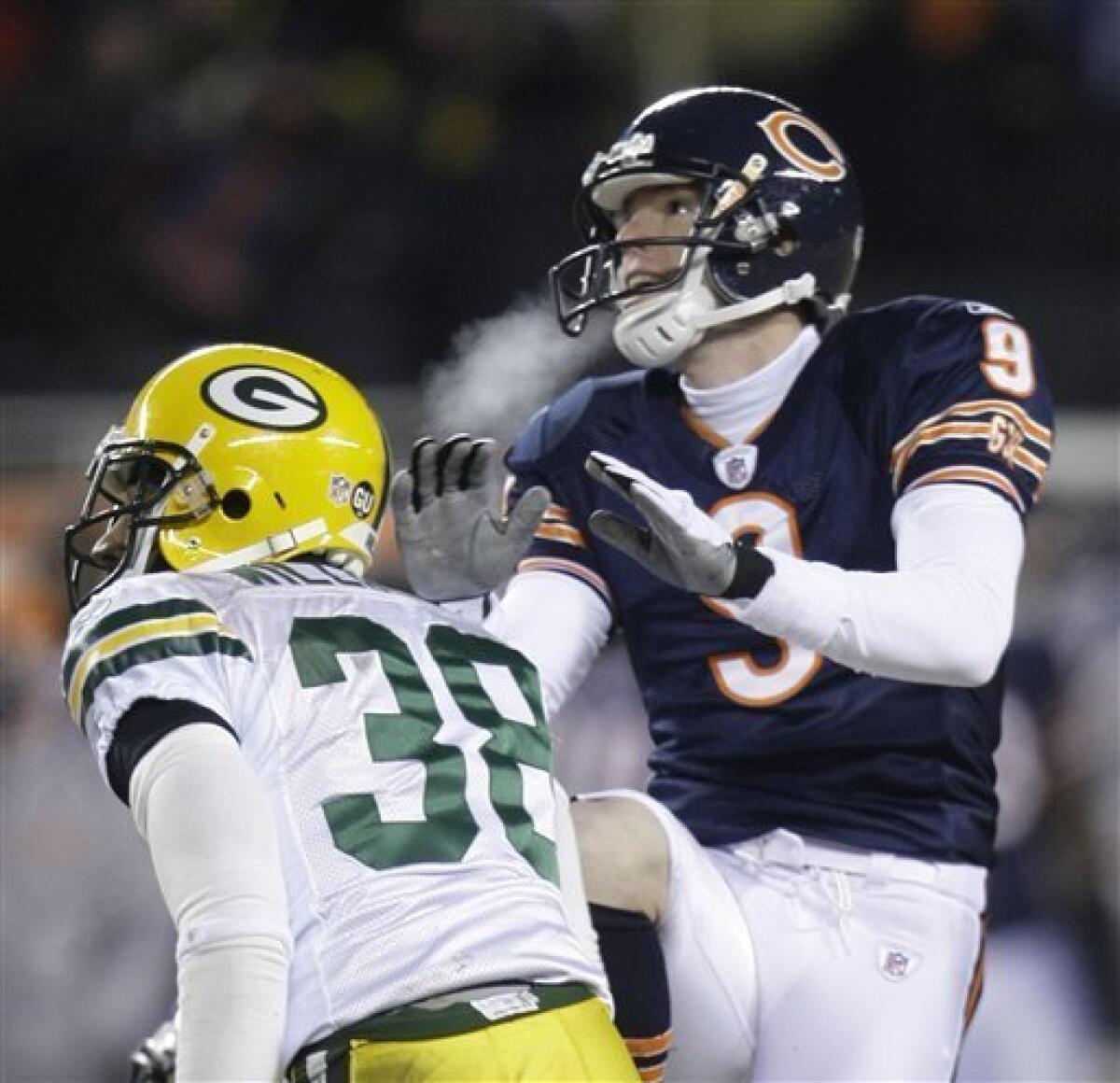 Robbie Gould practiced field goals during Packers intros [Video