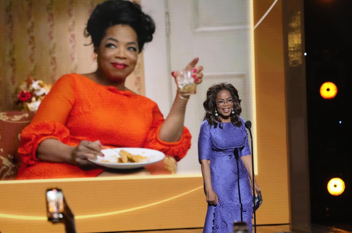 奥普拉·温弗瑞 (Oprah Winfrey) 在 3 月第 55 届全国有色人种协进会形象奖上走上舞台