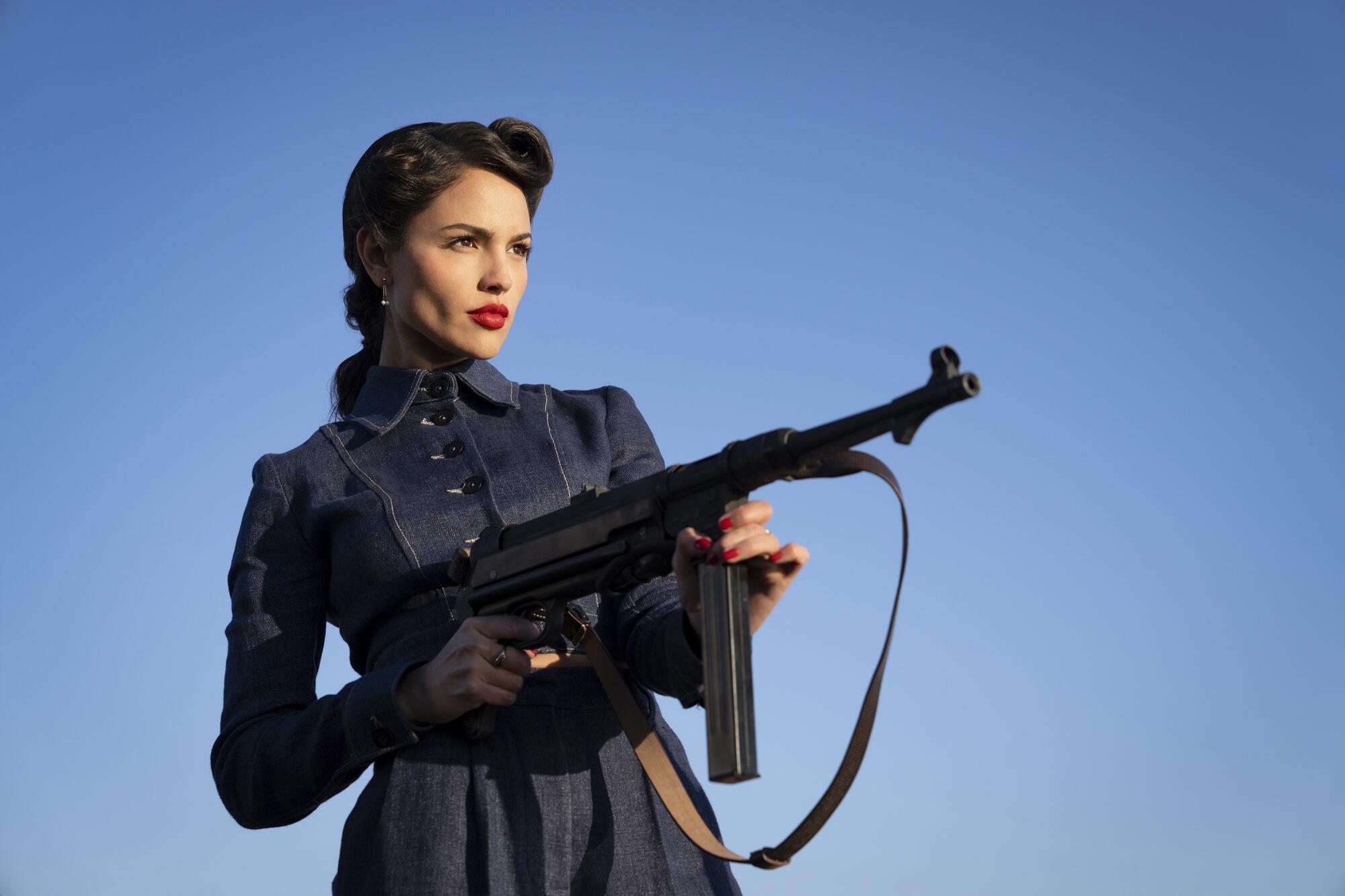 La actriz latina Eiza González en una escena de la película "The Ministry of Ungentlemanly Warfare”.