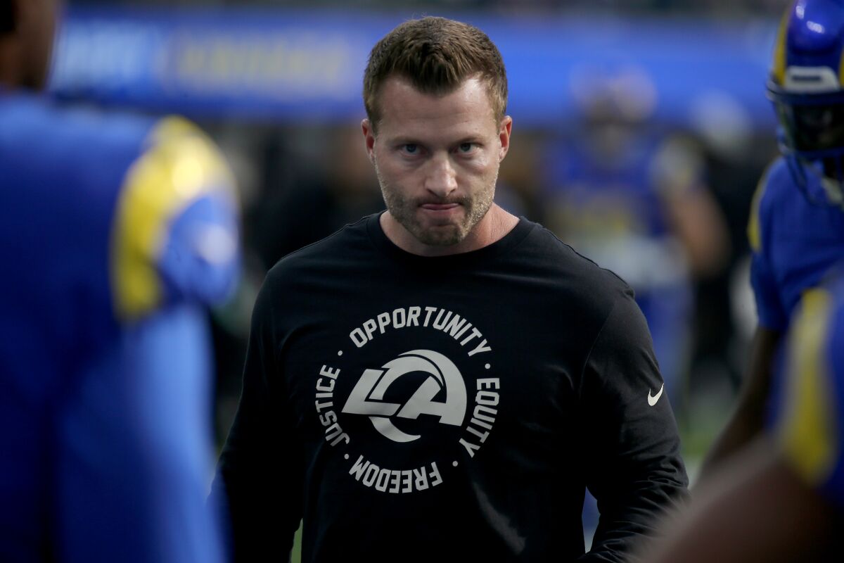 L'entraîneur des Rams, Sean McVay, regarde l'équipe s'échauffer avant un match contre les Broncos de Denver.