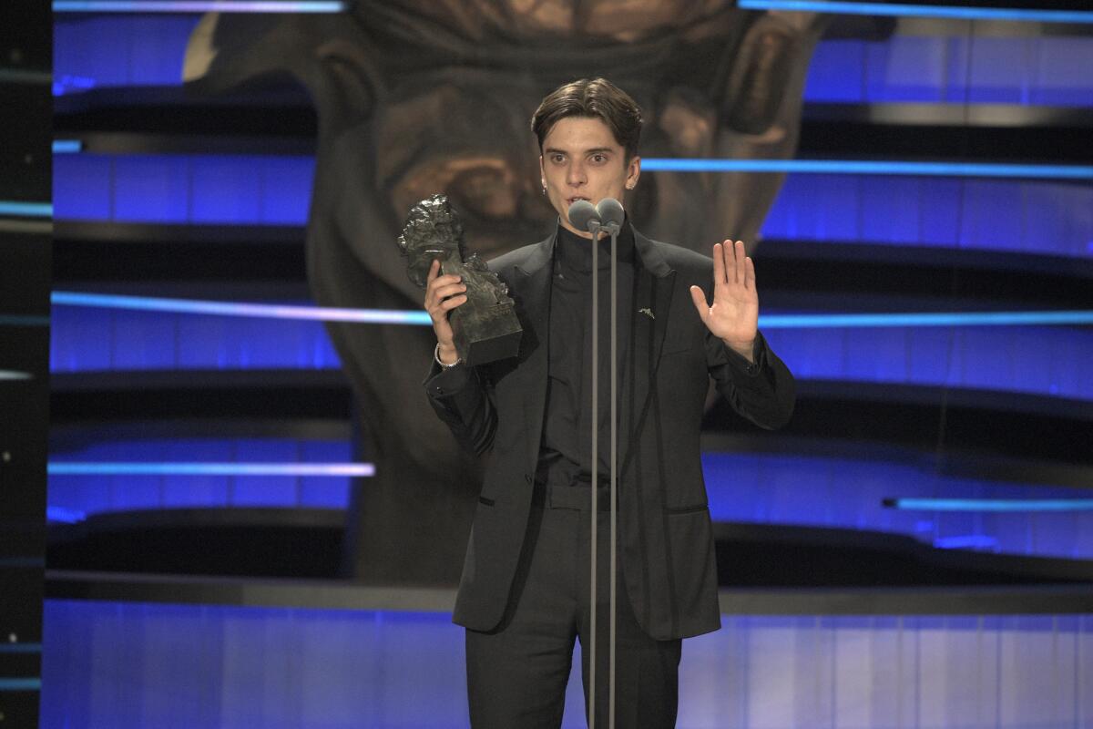 El actor Matías Recalt recibe el Goya por mejor actor revelación por "La sociedad de la nieve" 