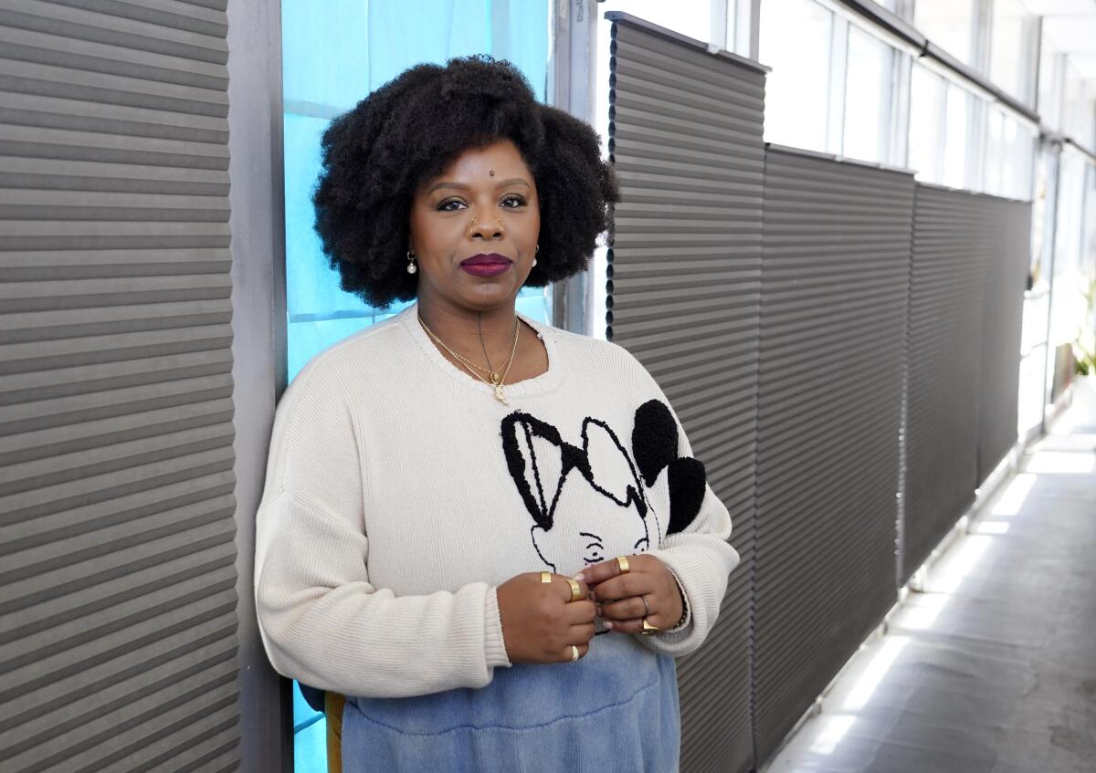 La artista Patrisse Cullors posa para un retrato en su estudio.