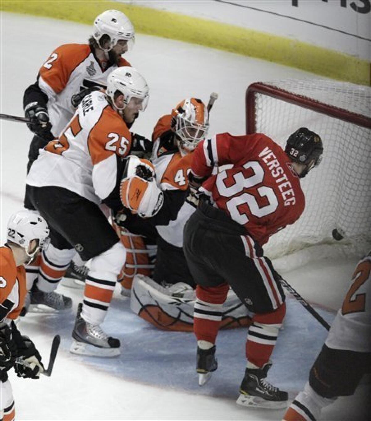 Blackhawks beat Flyers in wild Stanley Cup opener