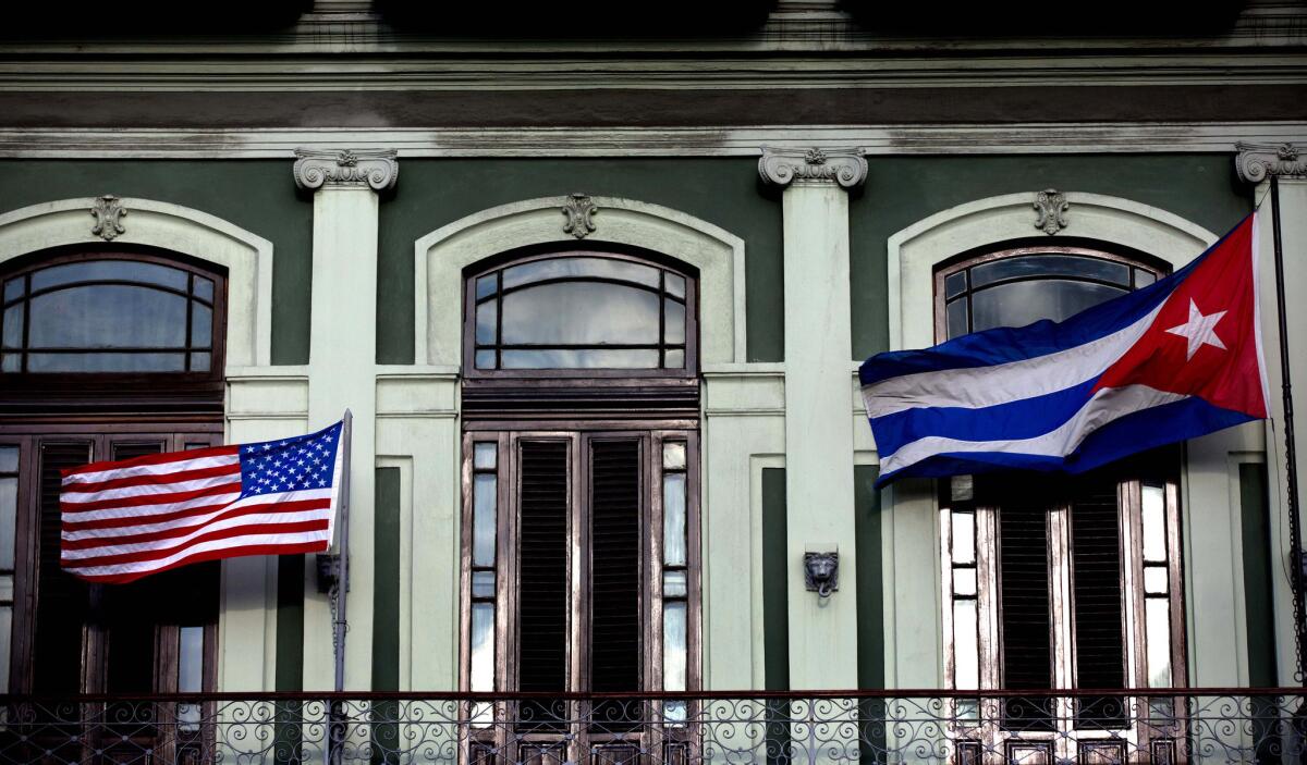 En esta fotografía del 19 de enero de 2015, una bandera cubana y una estadounidense ondean en el balcón del Hotel Saratoga en La Habana. El presidente Barack Obama anunciará el miércoles 1 de julio que Cuba y Estados Unidos han llegado a un acuerdo para abrir embajadas en La Habana y Washington, dijo un alto funcionario estadounidense.