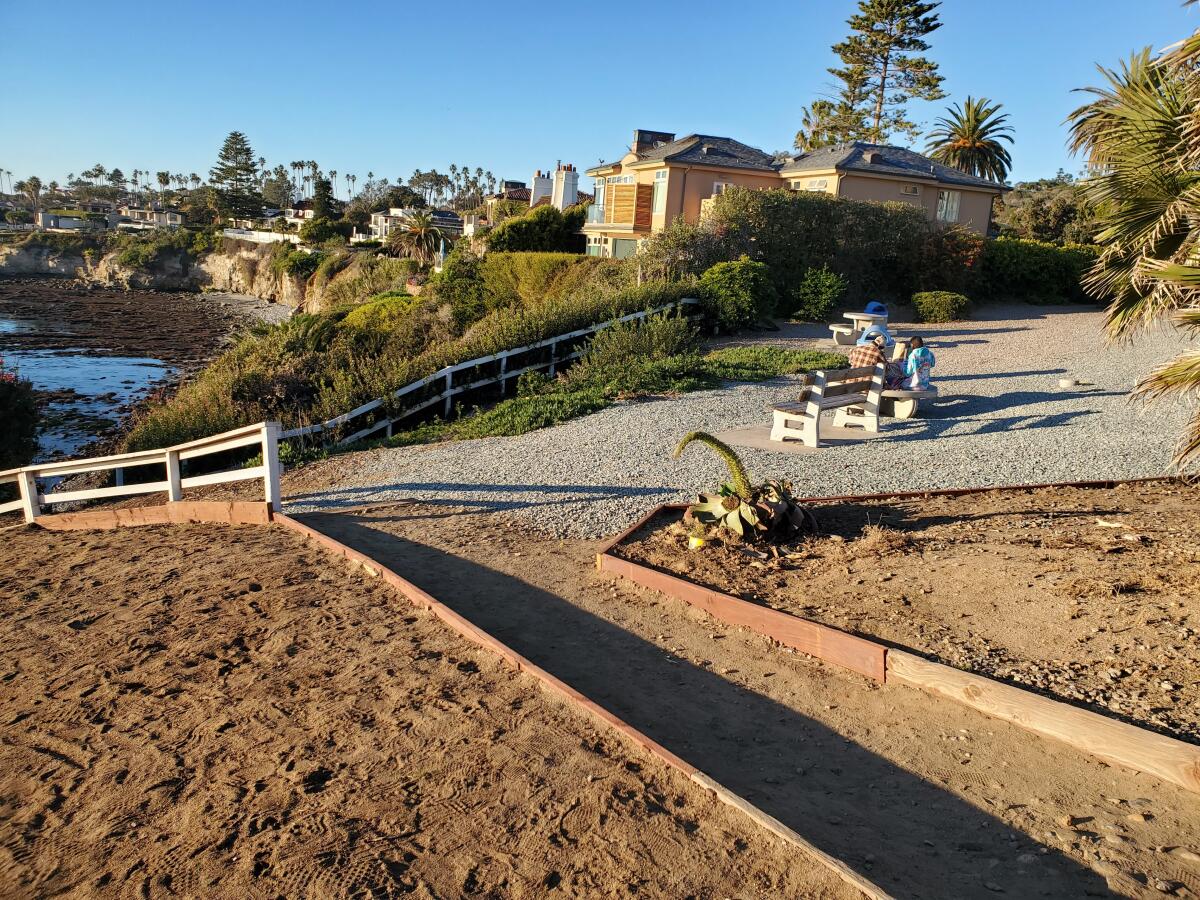 La Jolla Hermosa Park is a coastal overlook in Bird Rock with seating areas.