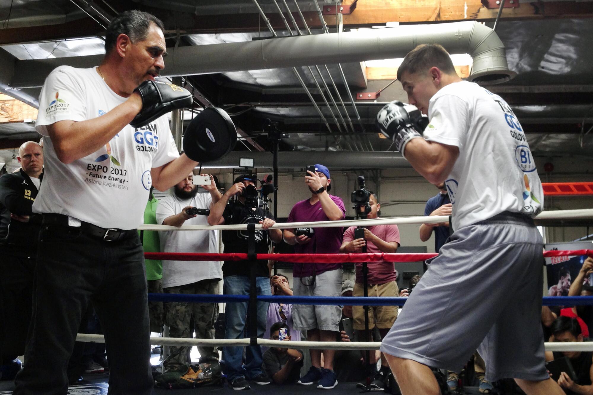 Gennady Golovkin entrena con Abel Sánchez (izq.) previo a su defensa de su título de peso mediano en 2016. 