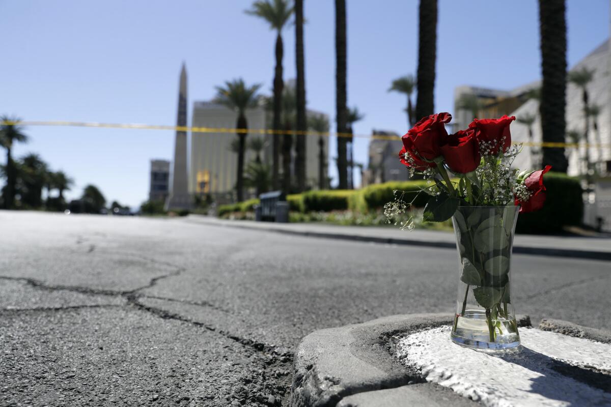 Flores cerca del lugar donde alrededor de 60 personas perdieron la vida el domingo en la noche en Las Vegas.