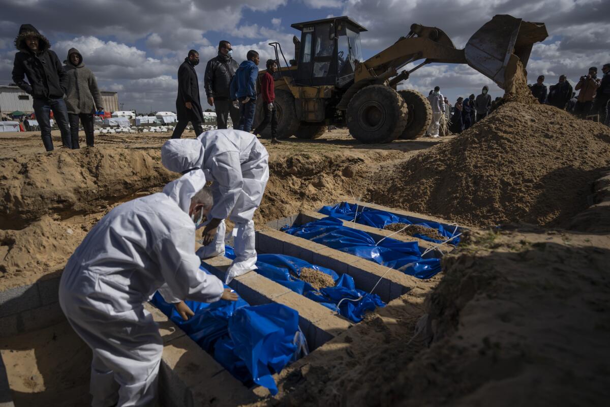 Palestinos entierran los cuerpos de personas que murieron en los combates con Israel