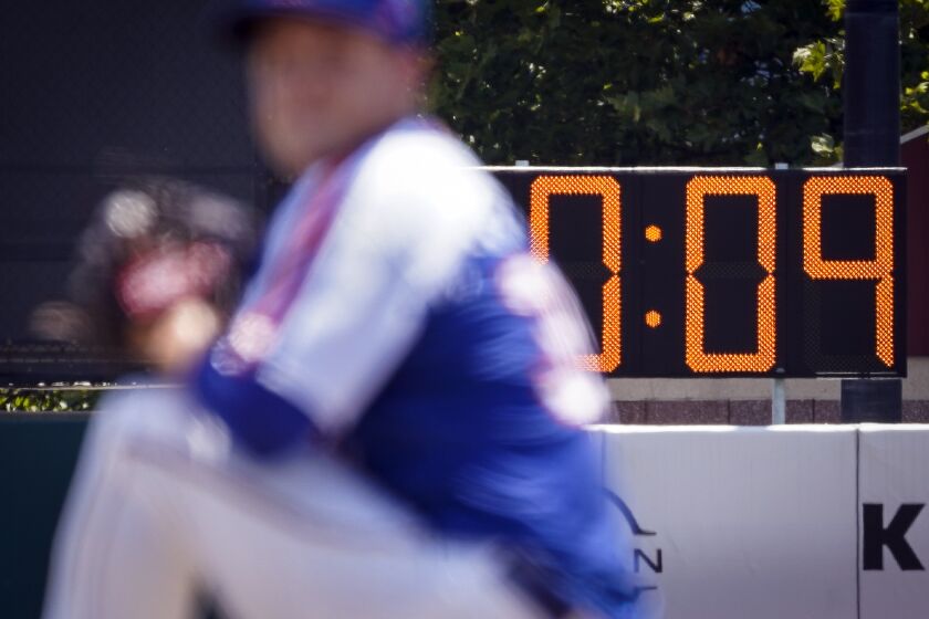 ARCHIVO - Foto del 13 de julio del 2022, el reloj de lanzamiento durante un encuentro de las ligas menores entre Brooklyn Cyclones y Greensboro Grasshoppers. (AP Foto/John Minchillo, Archivo)