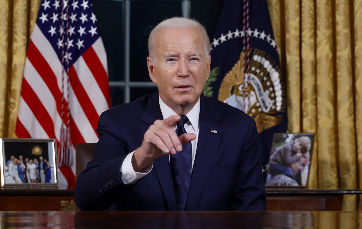 El presidente Joe Biden habla desde el Despacho Oval de la Casa Blanca.