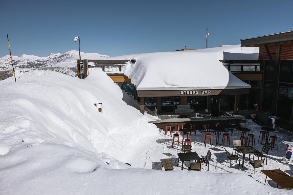 En esta imagen proporcionada por Mammoth Mountain, la estación de esquí está cubierta de nieve 