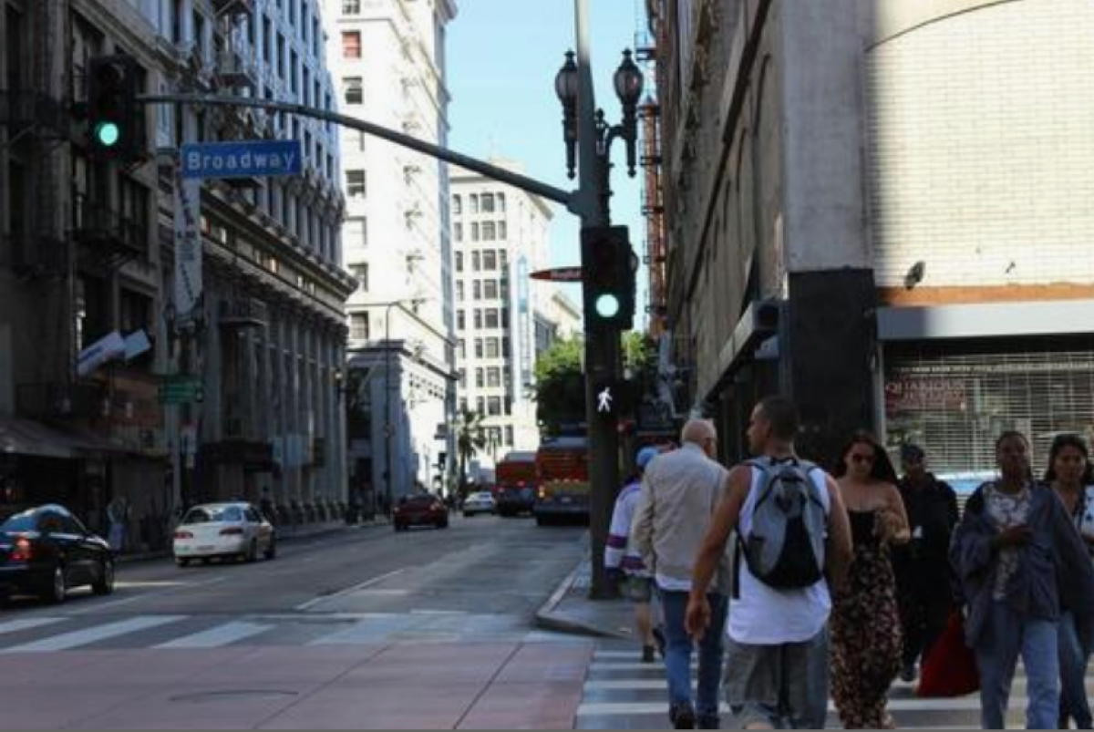 Vista en donde se aprecia una esquina de la calle Broadway en Los Ángeles, California. EFE/Aitana Vargas/Archivo