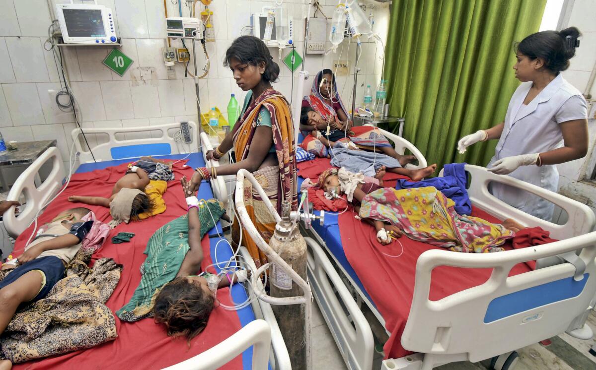 En esta imagen, tomada el 18 de junio de 2019, niños con síntomas de encefalitis aguda son atendidos en el hospital universitario Sri Krishna de Muzaffarpur, en el estado de Bihar, India. (AP Foto/Aftab Alam Siddiqui)