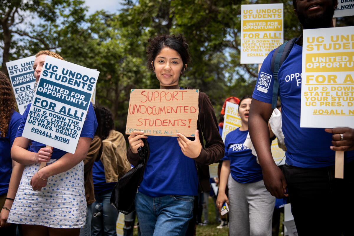 Undocumente Lawsuit aims to open UC jobs to undocumented students - Los Angeles Times