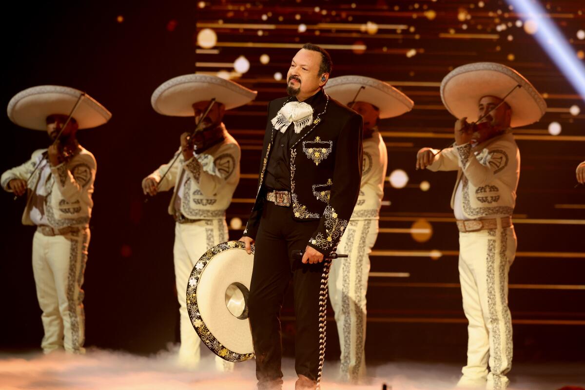 Pepe Aguilar recibió el premio Billboard Salón de la Fama y cantó varios de sus grandes éxitos.