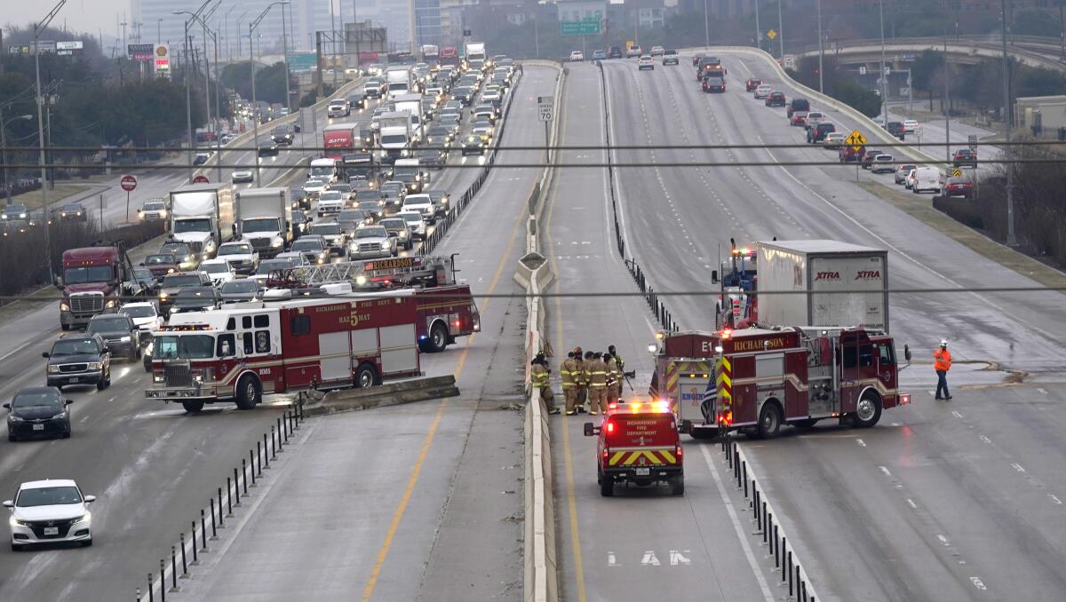 La escena después de accidentes en una carretera cerca de Richardson, Texas